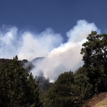 Evalúan situación por incendio forestal en Zacatlán; han sido evacuadas 94 personas