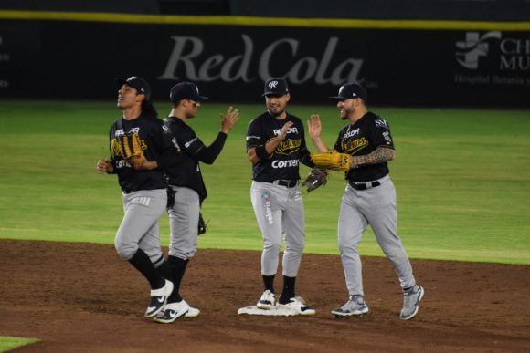 Los Rieleros blanquearon a los Pericos y se quedaron con la serie