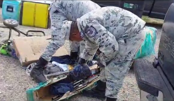 En Coahuila, Guardia Nacional y Aduanas localizan armas y cartuchos útiles ocultos en sombrilla y cajas de cartón
