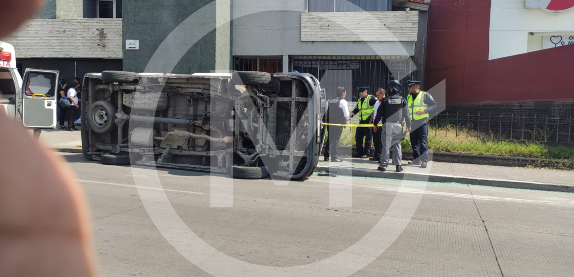 Diez lesionados dejó choque y volcadura de transporte público en San Manuel