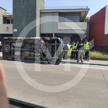 Diez lesionados dejó choque y volcadura de transporte público en San Manuel