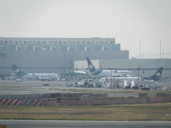 2976147 Cierre de pista en el AICM por lluvias afecta operaciones aéreas