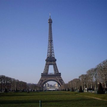 Embajada de México en Francia brinda protección consular a víctima de violación en Francia cerca de la Torre Eiffel