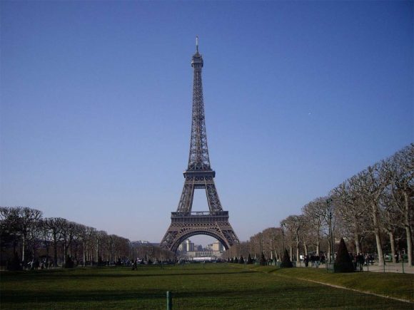 Embajada de México en Francia brinda protección consular a víctima de violación en Francia cerca de la Torre Eiffel