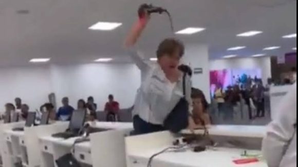 Lady Aeropuerto Mujer desata su furia en AICM por problema de reservación