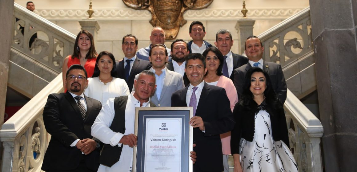 Ayuntamiento de Puebla reconoce a Leo Flores como “visitante distinguido”