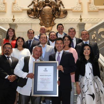 Ayuntamiento de Puebla reconoce a Leo Flores como “visitante distinguido”