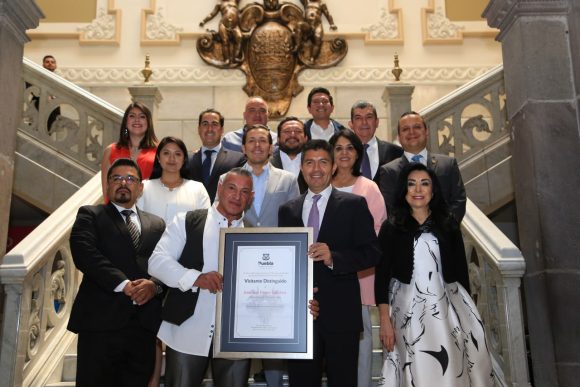 Ayuntamiento de Puebla reconoce a Leo Flores como “visitante distinguido”
