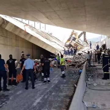 Colapsa puente en Grecia con saldo de un muerto y ocho heridos
