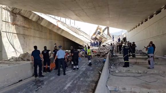 Colapsa puente en Grecia con saldo de un muerto y ocho heridos