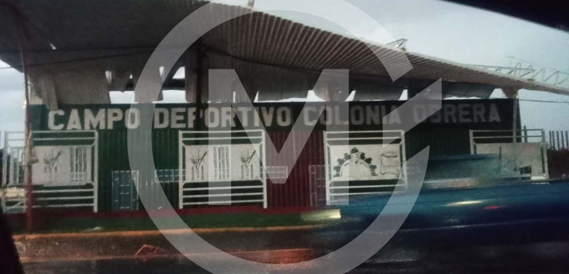 Ráfaga de viento y lluvia derribó techado de la Unidad Deportiva de Atencingo