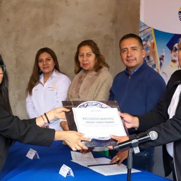 Entrega Mundo Tlatehui reconocimientos a docentes del IEEA, por su contribución para abatir el rezago educativo
