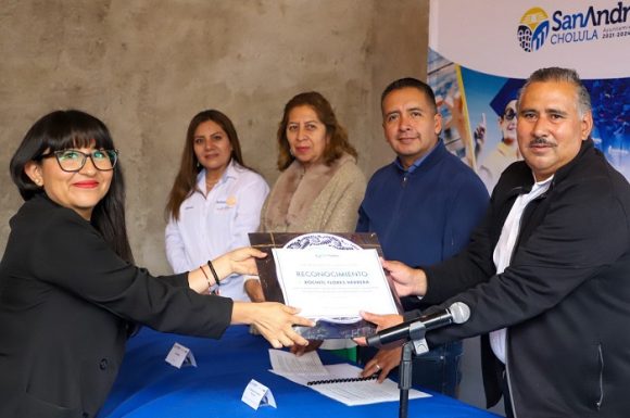 Entrega Mundo Tlatehui reconocimientos a docentes del IEEA, por su contribución para abatir el rezago educativo
