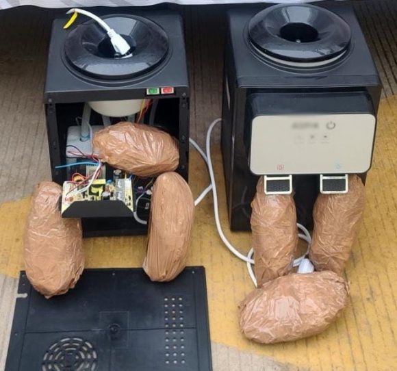 En Sinaloa, GN intercepta envío de aparente droga sintética cristal oculta en dispensadores de agua