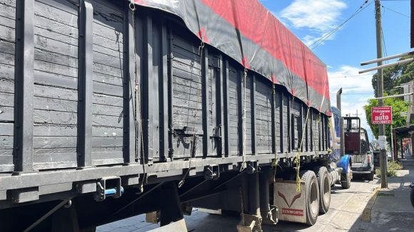 Rescata INM a 303 personas migrantes hacinadas en cajas secas de un tractocamión