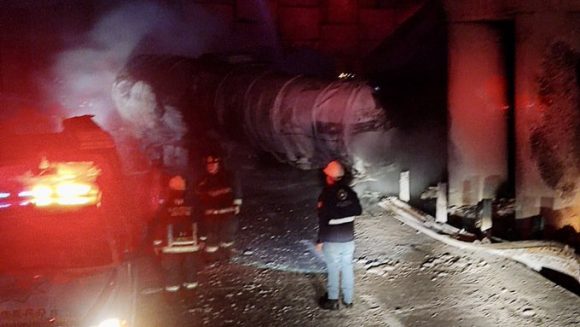 Volcadura e incendio de pipa en San Pedro Cholula deja una persona muerta; está cerrado en ambos sentidos