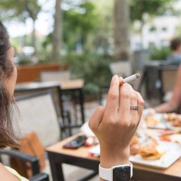 Restaurantes podrán servir alimentos en áreas para fumar