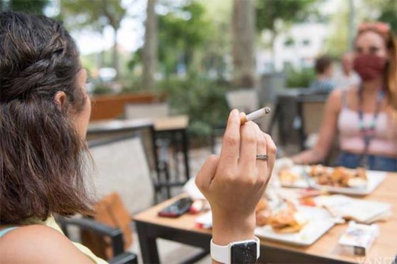 Restaurantes podrán servir alimentos en áreas para fumar