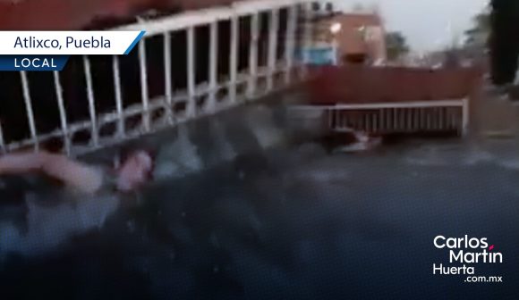 Reportero salva a un hombre de ahogarse durante las lluvias en Atlixco