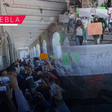 Universitarios se manifiestan contra policías municipales de Puebla
