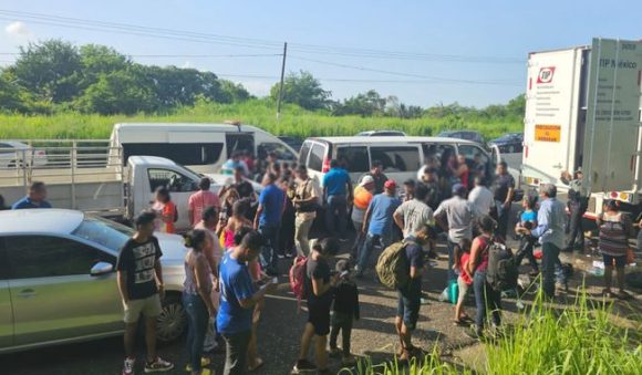 Migrantes tráiler Veracruz Migrantes son abandonados en un tractocamión en Veracruz