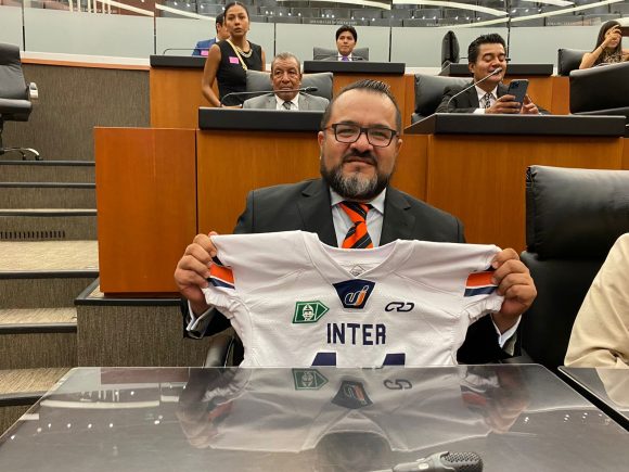 El coach Rafael Juárez recibió reconocimiento por parte del Senado de la República