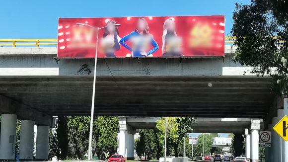 Retiran imágenes publicitarias sexistas del mobiliario urbano