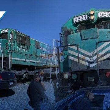 Tren arrastra vehículo que intentó ganarle el paso en Acajete