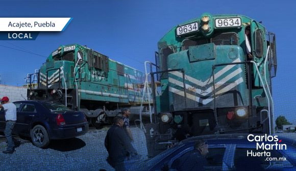 Tren arrastra vehículo que intentó ganarle el paso en Acajete