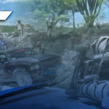 (VIDEO) Camión con cal volcó en Tepexco y pobladores realizaron rapiña