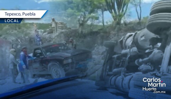 (VIDEO) Camión con cal volcó en Tepexco y pobladores realizaron rapiña