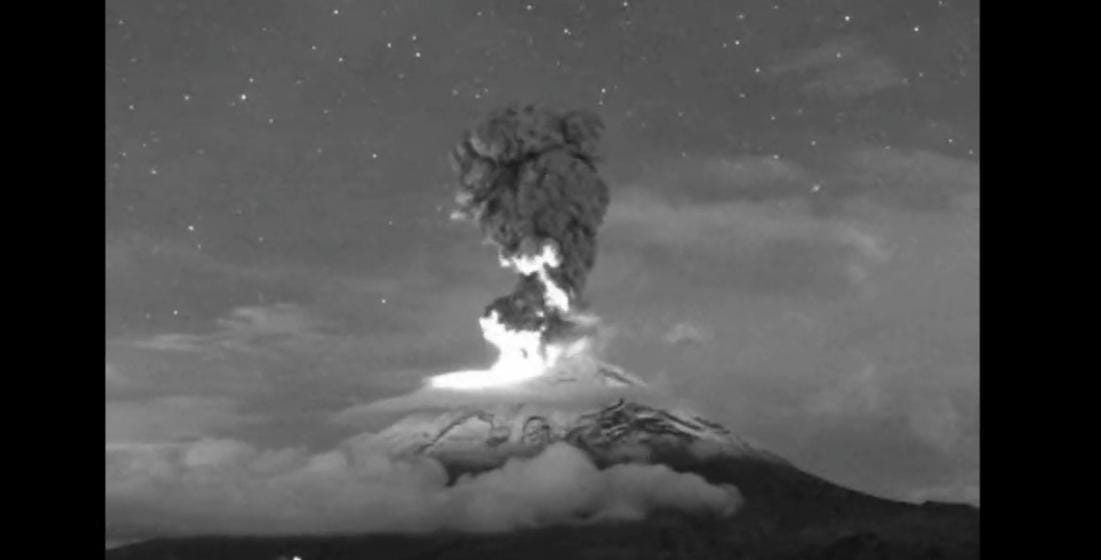 (VIDEO) Volcán Popocatépetl registra impresionante explosión