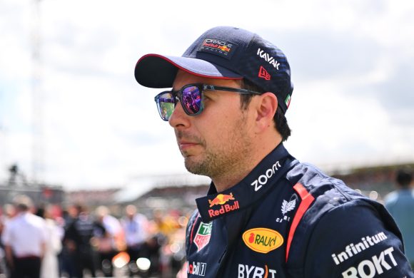 Sergio Pérez se perfila para mantener su asiento en Red Bull Racing para 2024