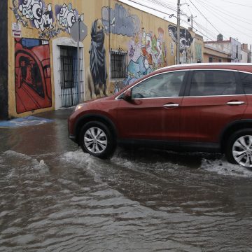 Onda tropical 10 provoca intensa lluvia en la capital poblana