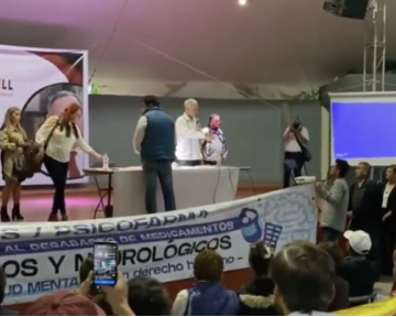 Familiares de afectados por desabasto de medicamentos protestan en conferencia de  Hugo López-Gatell