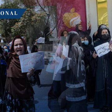 Mujeres afganas luchan por sus derechos en medio de la represión talibán por cierre de salones de belleza