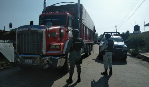 En Hidalgo,  aseguran camiones con cisternas ocultas entre costales de aserrín con estiércol