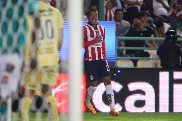 Chivas debuta con triunfo como visitantes ante el León de Larcamón