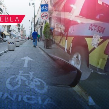 ¿Karma? Infraccionan a patrulla por estacionarse en plena ciclovía en Puebla