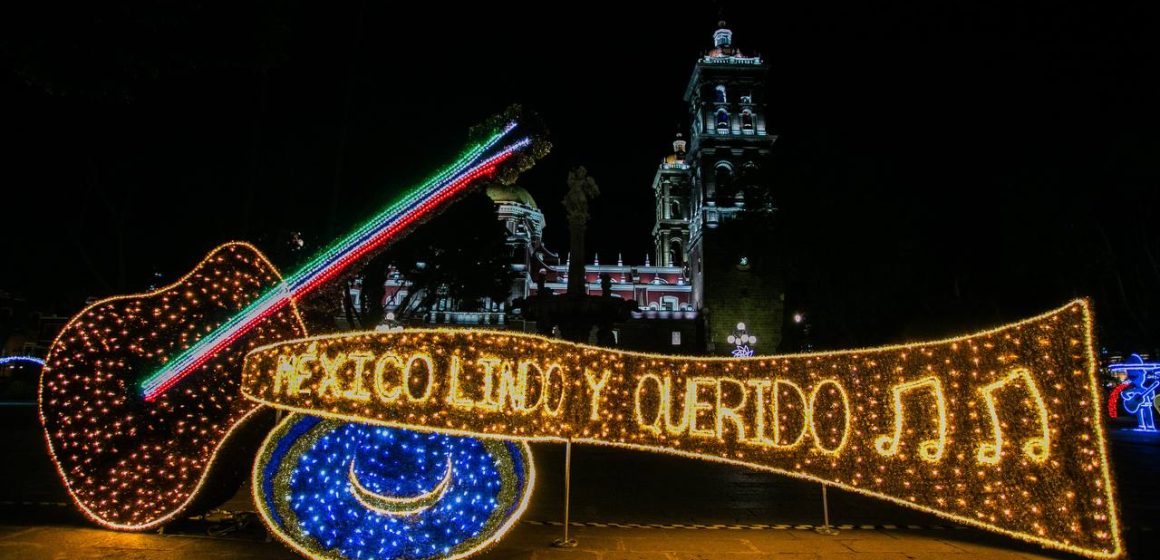 Puebla capital se ilumina de verde, blanco y rojo por fiestas patrias