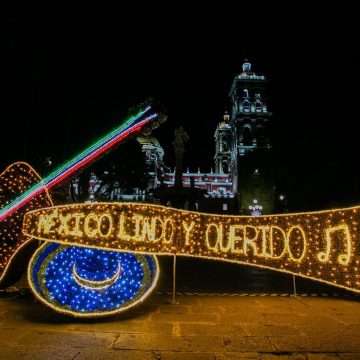 Puebla capital se ilumina de verde, blanco y rojo por fiestas patrias