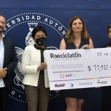 Rectora María Lilia Cedillo Ramírez entrega cheque del Reciclatón 2023