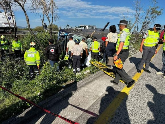 Accidente de autobús en la México-Querétaro deja siete muertos