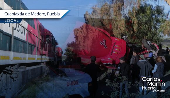 Tren se lleva tráiler que intentó ganarle el paso en Cuapiaxtla  