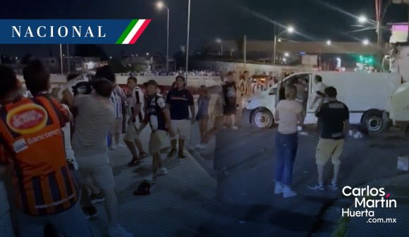 Aficionados de Rayados golpean brutalmente a paramédico