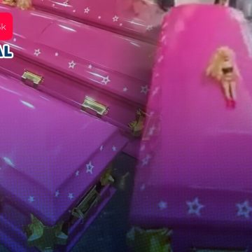 (VIDEO) Funeraria presume ataúdes de Barbie