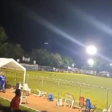 Mujer asesina a presunto jefe de plaza durante partido de futbol en Guerrero