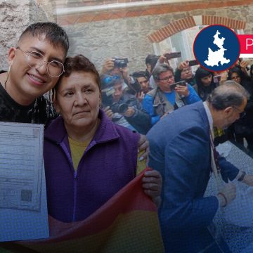 Betucky Camacho recibe la segunda acta de nacimiento no binaria en Puebla