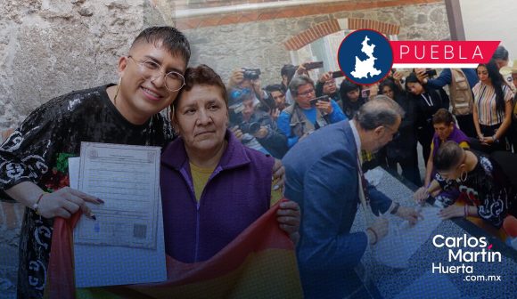 Betucky Camacho recibe la segunda acta de nacimiento no binaria en Puebla