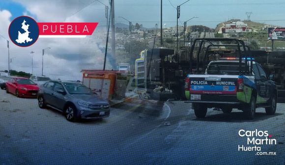 Camión y vehículo particular se voltean en Periférico Ecológico; hay 3 heridos